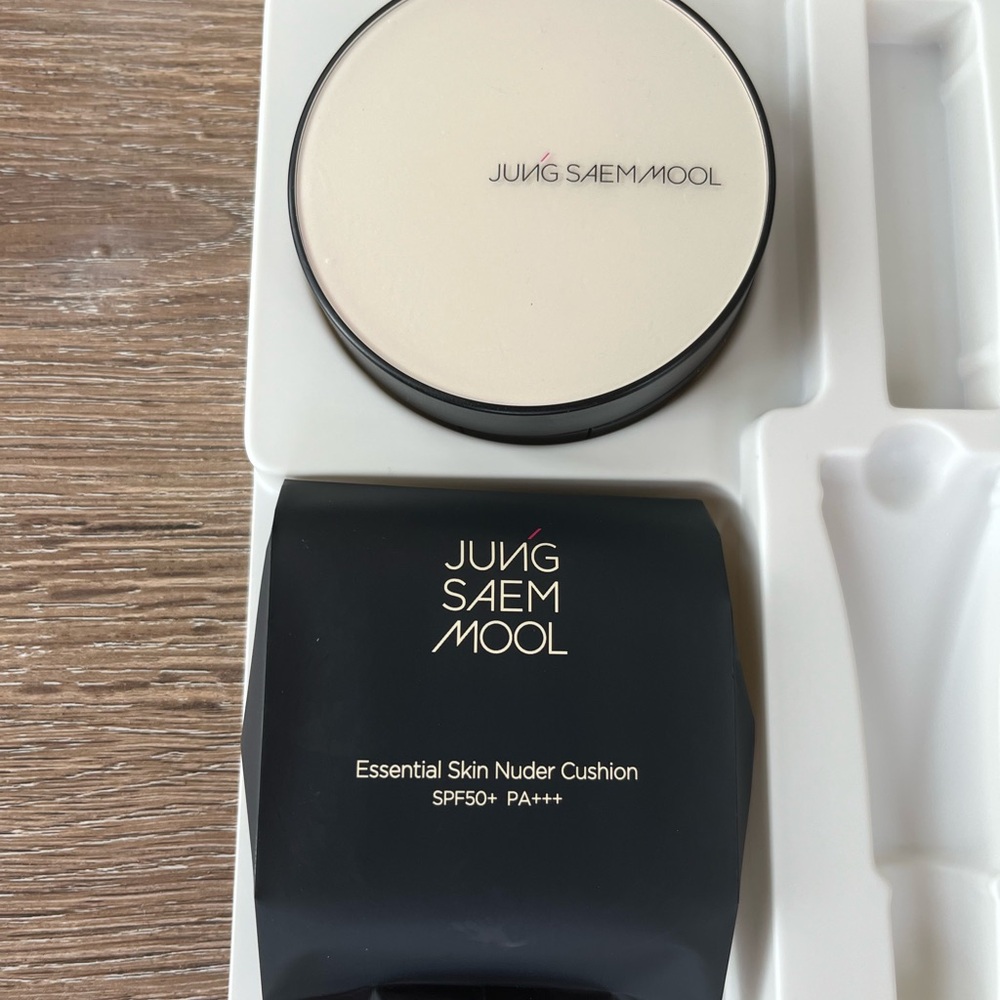 Jung Saem Mool Essential Skin Nuder Cushion